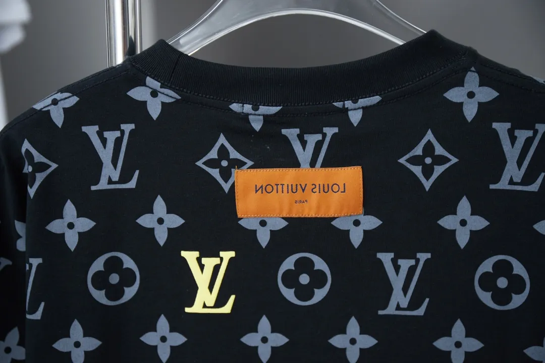 🅿️190 Louis LV 25ss new early spring short-sleeved short sleeves with full-bottom printed foam letters. Light luxury. A must-have item for men and women for daily commuting. Correct version. Welcome to compare. Detailed features · 320g 100% cotton double yarn jersey fabric · Digital direct-injection cloth dyeing and printing logo pattern · Color gradient LV letters three-dimensional foam · Double-needle stitching and cross-stitching technology · Original main mark, washable tag, brand moisture-proof paper packaging Color: black/white Size: S/M/L/XL
